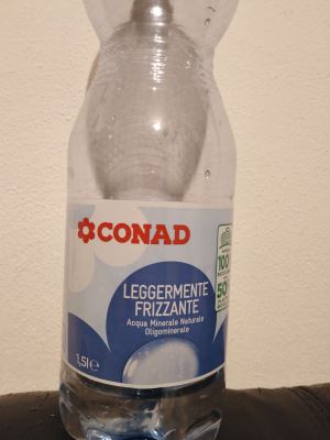 Acqua leggermente frizzante 