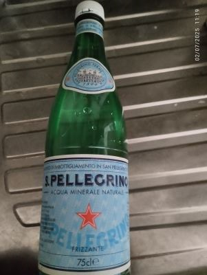 Acqua minerale naturale san pellegrino 