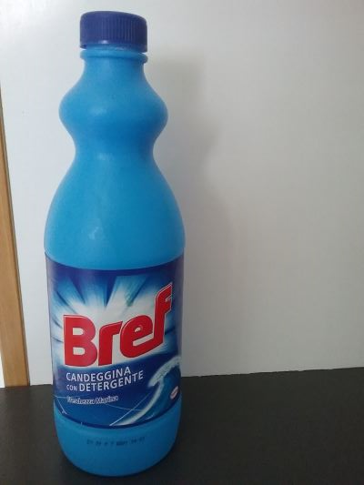Bref candeggina con detergente