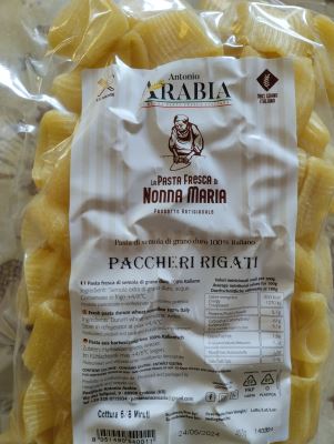 Pasta fresca modello paccheri rigati