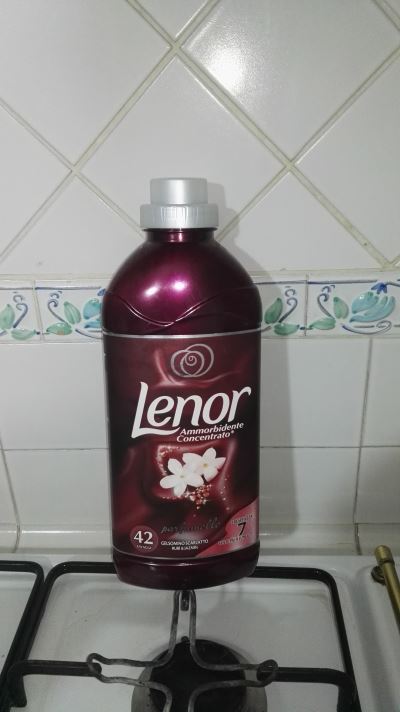 Lenor ammorbidente concentrato Gelsomino Scarlatto