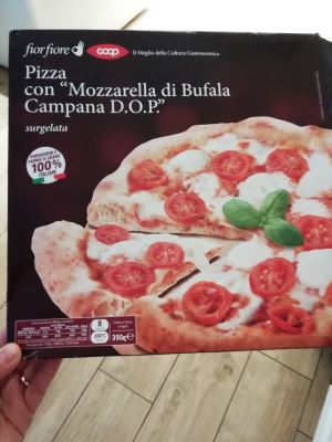 Pizza con mozzarella di bufala campana D. O. P