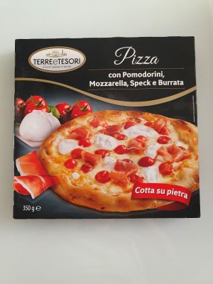 Pizza con pomodorini, mozzarella, speck e burrata