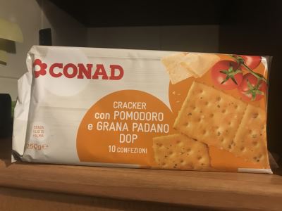 Cracker con pomodoro e grana padano DOP 