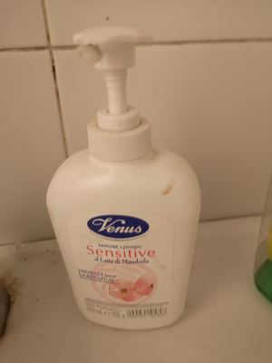 Sapone liquido Sensitive al latte di mandorle 
